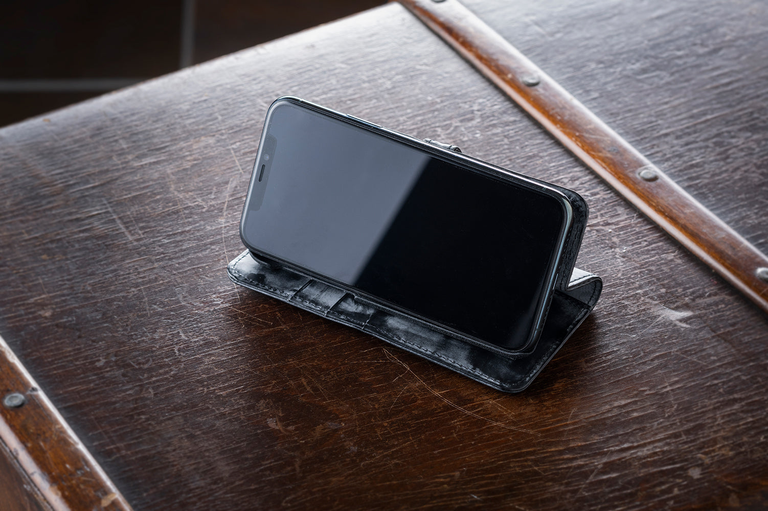 ［ラファエロ］Raffaello 表裏フルブライドルレザー 手帳型 iphoneケース スタンド式 ベルト 本革 カード収納 ロイヤルブラック
